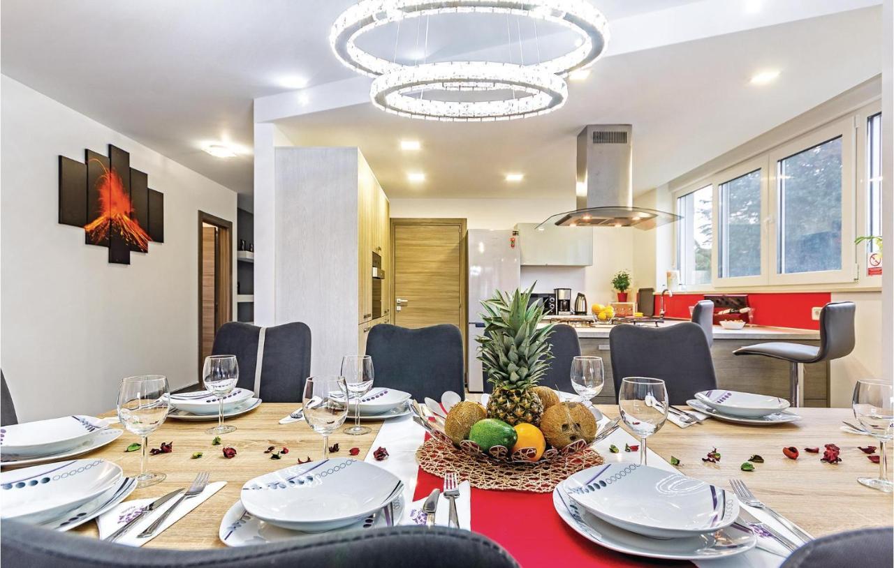 Amazing In With Kitchen Pula