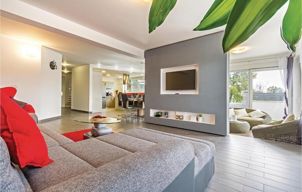Amazing In With Kitchen Pula