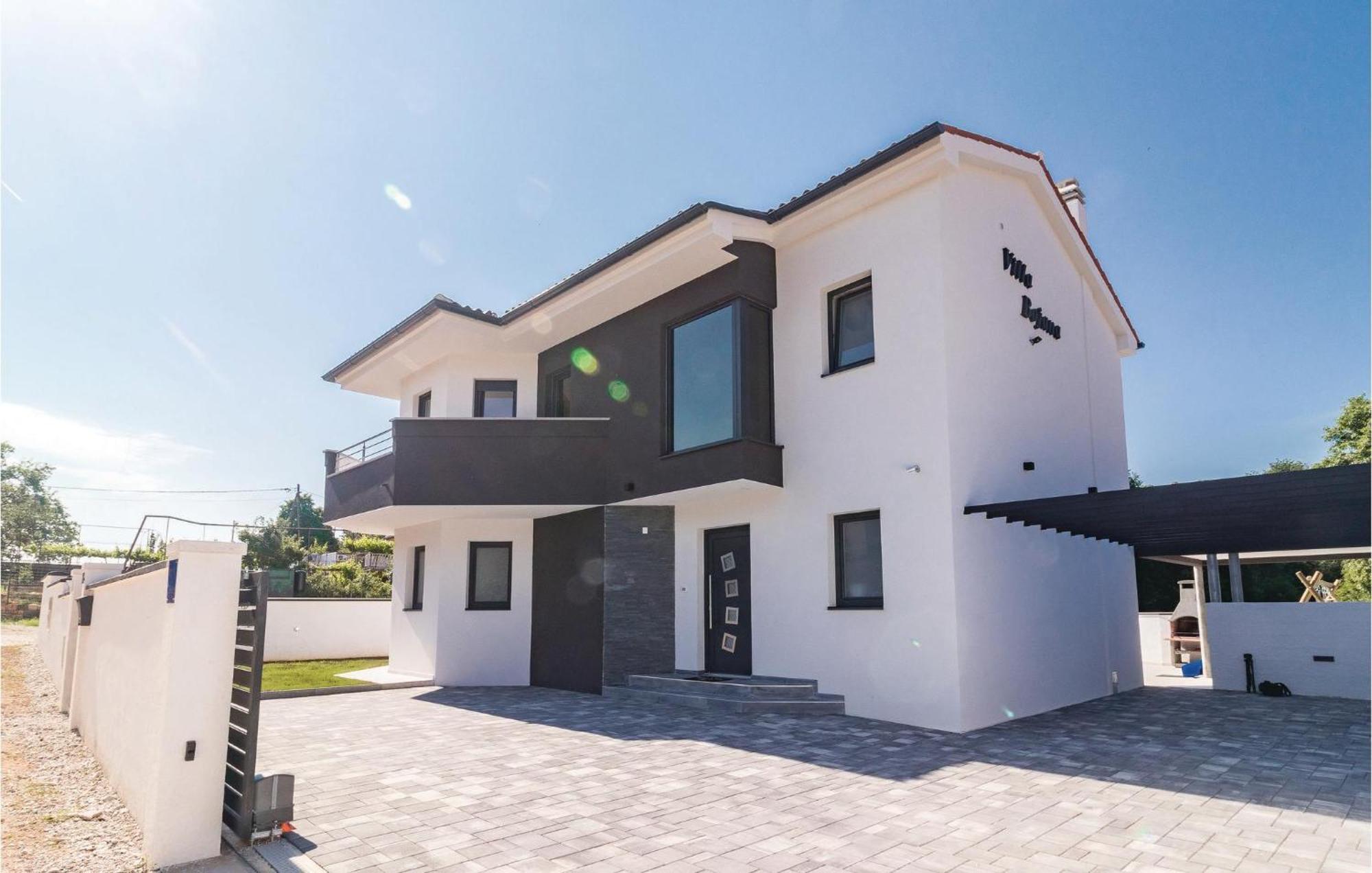 Ferienhaus Amazing In With Kitchen Pula